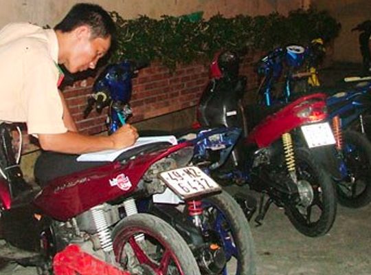 Quy định xử phạt thay đổi kết cấu xe moto, xe gắn máy và ô tô?