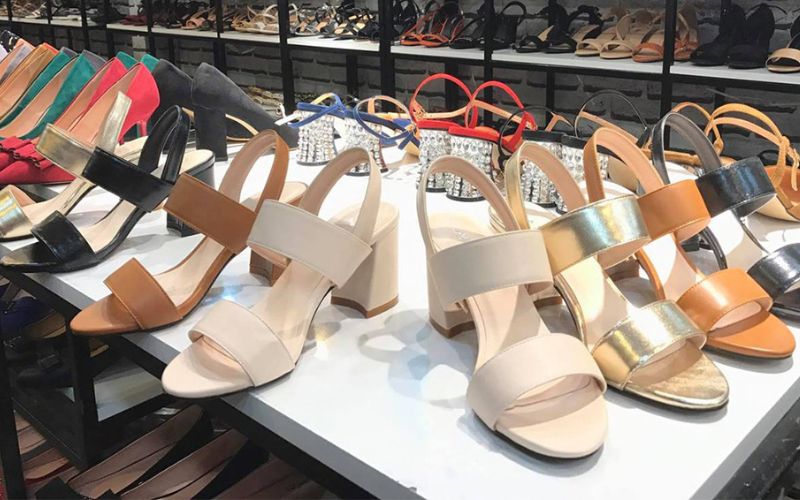 nhập sỉ tại các shop chuyên bán giày dép Quảng Châu